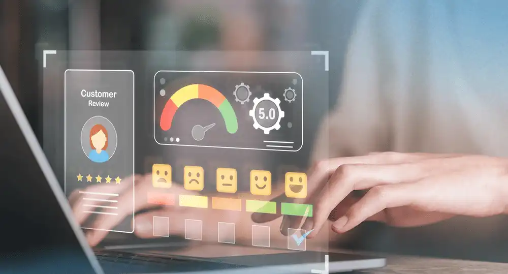 Interfaz digital translúcida de métricas de optimización y resultados sobre teclado de laptop para casos de éxito corporativos.