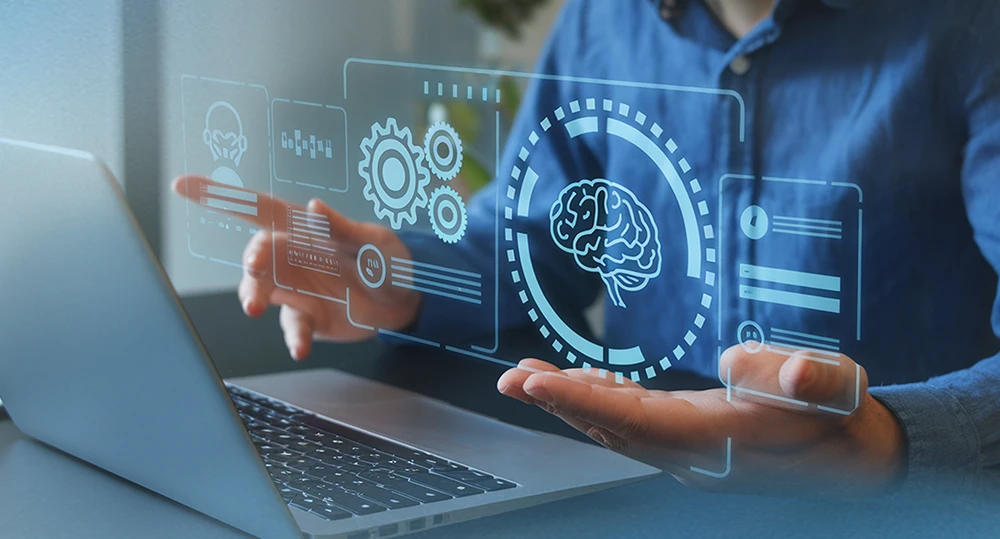 Profesional interactuando con interfaz holográfica de cerebro digital y engranajes para automatización de procesos.