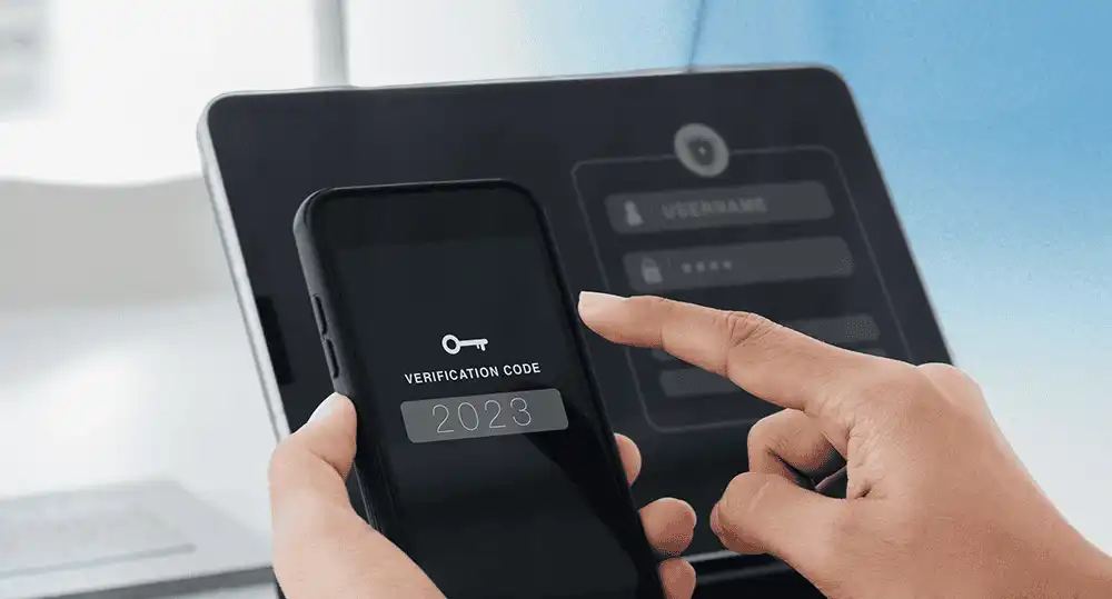 Usuario ingresando código de verificación de doble factor en smartphone para inicio de sesión seguro.